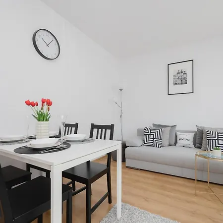 Na Parterze Z Parkingiem I Biurkiem Do Pracy Zdalnej W Piasecznie By Renters