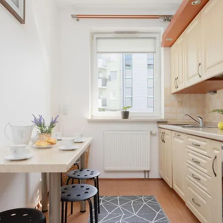 Apartment Na Parterze Z Parkingiem I Biurkiem Do Pracy Zdalnej W Piasecznie By Renters