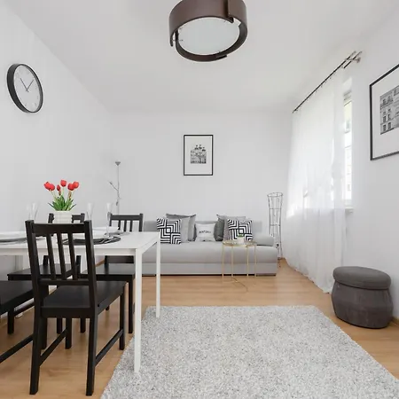 Apartment Na Parterze Z Parkingiem I Biurkiem Do Pracy Zdalnej W Piasecznie By Renters