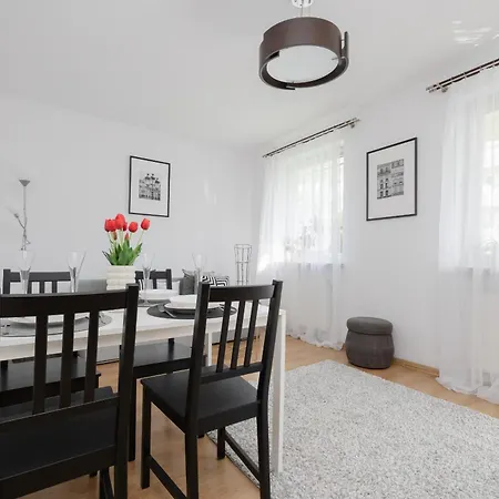 Na Parterze Z Parkingiem I Biurkiem Do Pracy Zdalnej W Piasecznie By Renters Apartment *