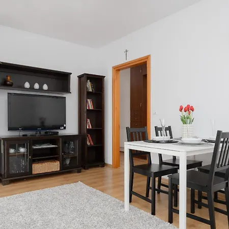 Na Parterze Z Parkingiem I Biurkiem Do Pracy Zdalnej W Piasecznie By Renters Apartment