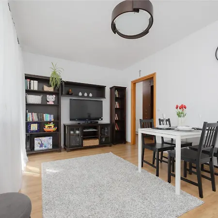 Daire Na Parterze Z Parkingiem I Biurkiem Do Pracy Zdalnej W Piasecznie By Renters