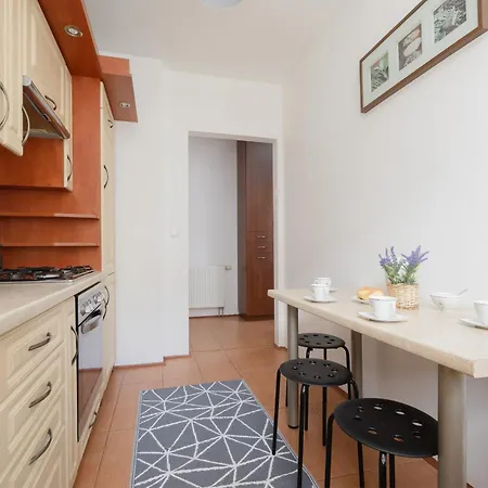 Daire Na Parterze Z Parkingiem I Biurkiem Do Pracy Zdalnej W Piasecznie By Renters Piaseczno (Masovia)